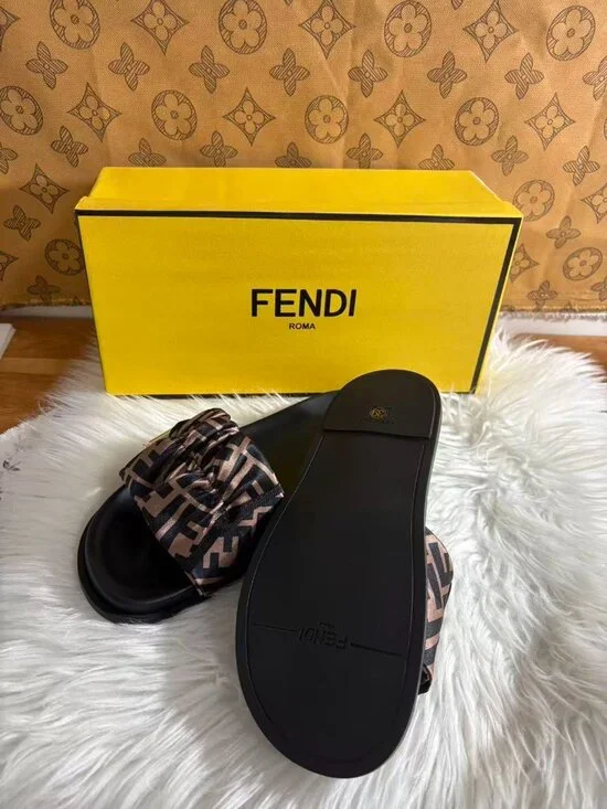 Women's Fendi slides - Picture 5 of 5